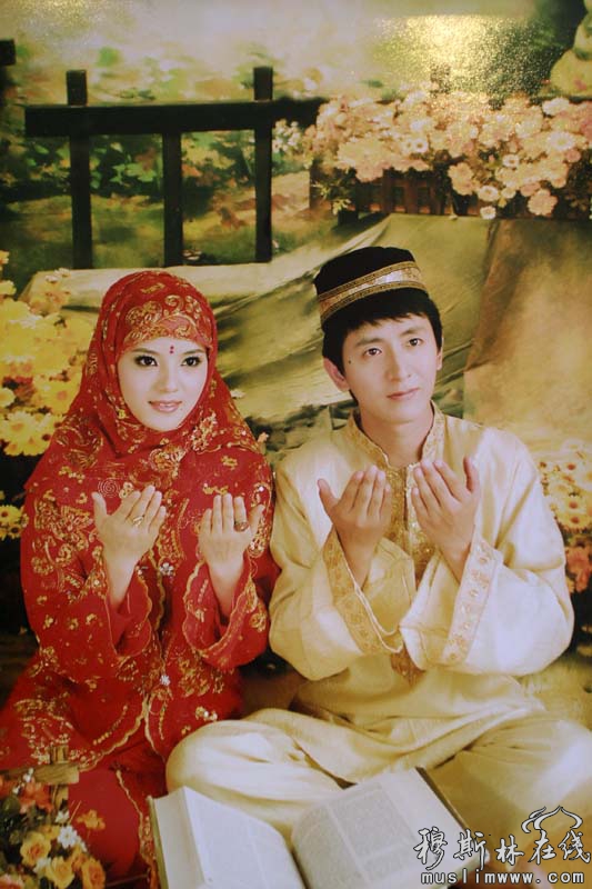 伊斯兰时装节却让人耳目一新，原来伊斯兰服装也可以这么绚丽多彩，美轮美奂。就让我们在美图中领略伊斯兰教服饰的魅力吧。